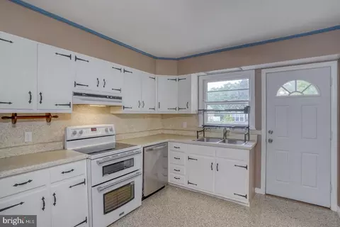 Kitchen - 1178 Oak Dr, Dover, DE 19904 photo 3 of 4
