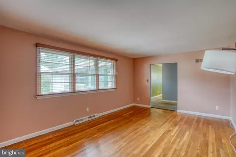 Living - 1178 Oak Dr, Dover, DE 19904 photo 3 of 6