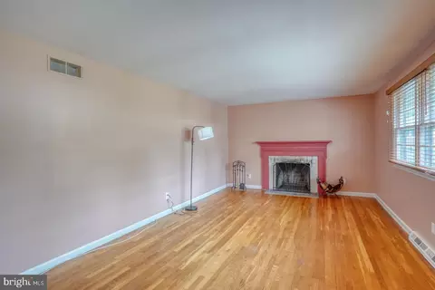 Living - 1178 Oak Dr, Dover, DE 19904 photo 1 of 6