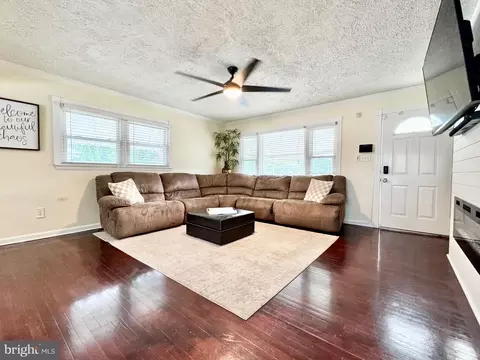 Living - 368 Gunning Bedford Dr, Dover, DE 19904 photo 2 of 7