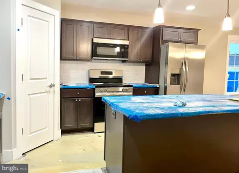 Entry Way - 2 High St, Harrington, DE 19952 photo 2 of 2