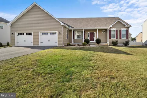 37 Mischief Ln, Smyrna, DE 19977