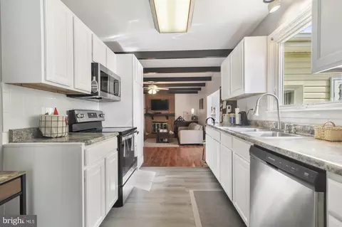 Entry Way - 53 Delshire Dr, Dover, DE 19901 photo 7 of 8