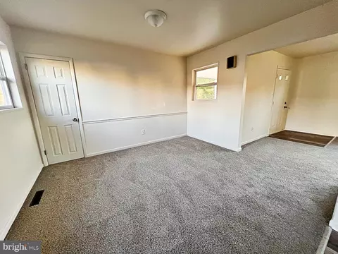 Living - 393 David Hall Rd, Dover, DE 19904 photo 3 of 4