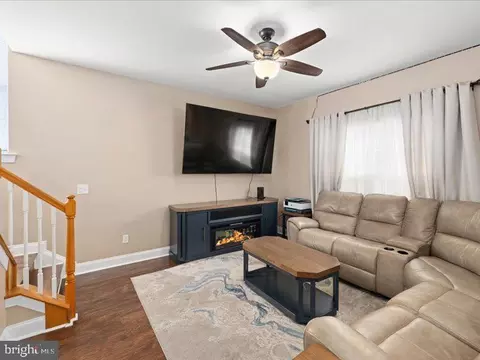 Living - 128 W Sheldrake Cir, Dover, DE 19904 photo 2 of 3