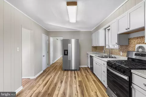 Entry Way - 555 Crawford Ave, Dover, DE 19901 photo 2 of 2
