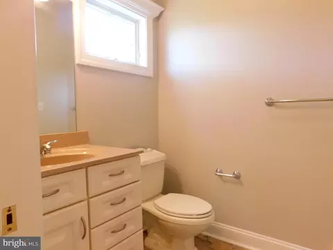 Bath - 487 Brookfield Dr, Dover, DE 19901 photo 2 of 7