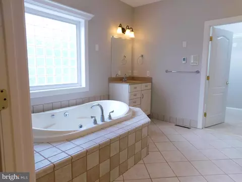 Bath - 487 Brookfield Dr, Dover, DE 19901 photo 5 of 7