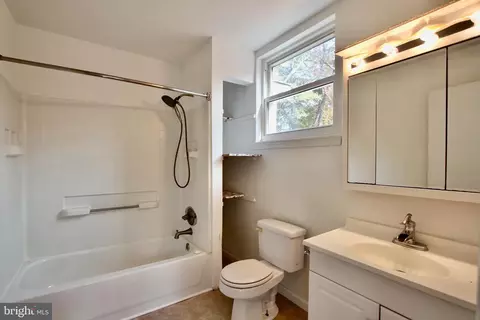 Bath - 223 Oakmont Dr, Dover, DE 19904 photo 2 of 3