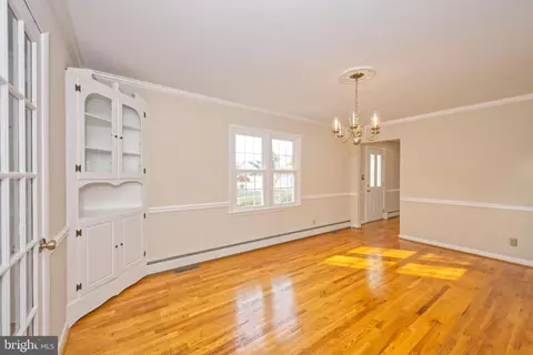 Living - 65 W Fairfield Dr, Dover, DE 19901 photo 4 of 9