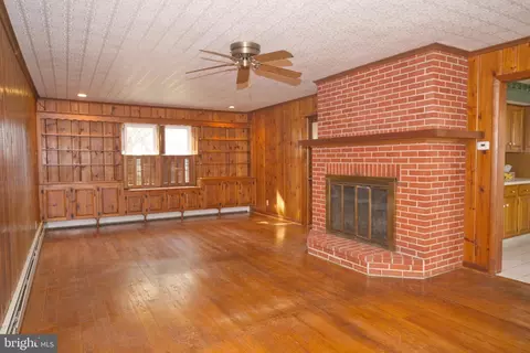 Living - 65 W Fairfield Dr, Dover, DE 19901 photo 6 of 9