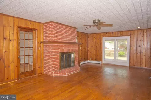 Living - 65 W Fairfield Dr, Dover, DE 19901 photo 5 of 9