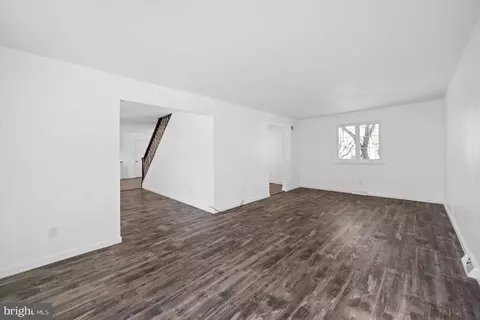 Living - 19 Squire Cir, Dover, DE 19901 photo 3 of 5