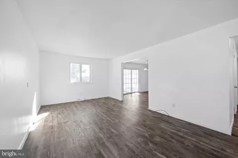 Living - 19 Squire Cir, Dover, DE 19901 photo 4 of 5