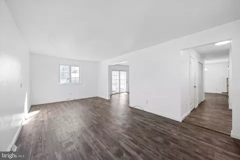 Living - 19 Squire Cir, Dover, DE 19901 photo 2 of 5