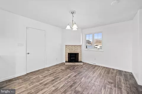 Living - 19 Squire Cir, Dover, DE 19901 photo 1 of 5