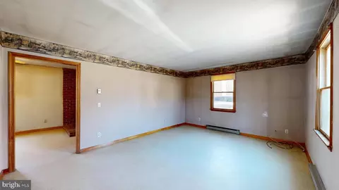 Living - 2833 Pearsons Corner Rd, Dover, DE 19904 photo 3 of 3
