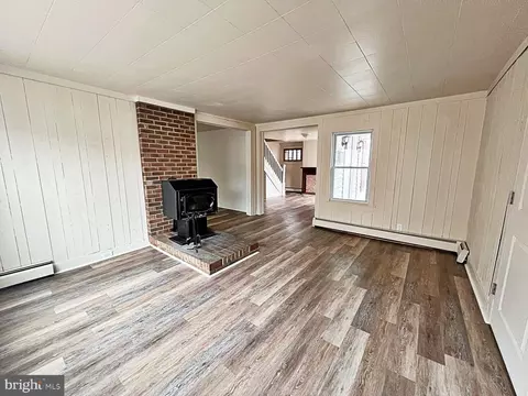 Living - 210 Hanley St, Harrington, DE 19952 photo 4 of 5