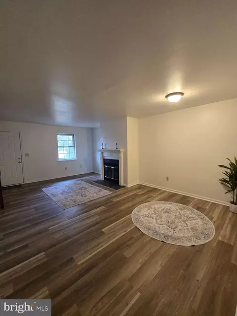 Living - 806 Woodcrest Dr, Dover, DE 19904 photo 2 of 4