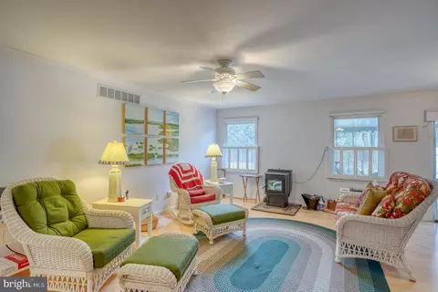 Living - 39 Joan Ct, Dover, DE 19904 photo 1 of 1