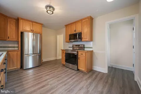 Entry Way - 740 E Division St, Dover, DE 19901 photo 1 of 2