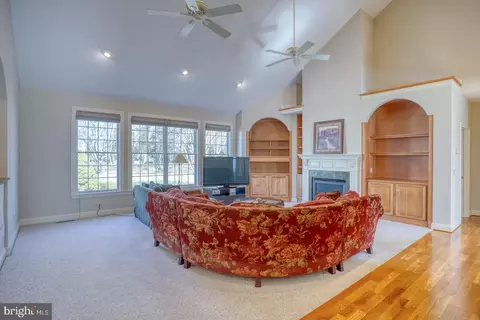 Living - 634 Brookfield Dr, Dover, DE 19901 photo 5 of 10