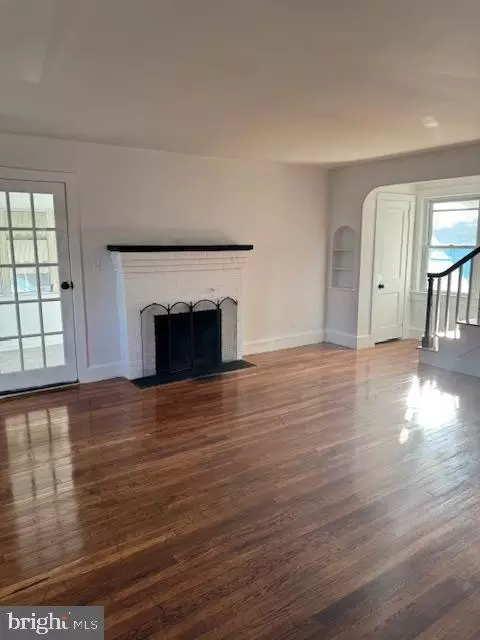 Living - 906 S State St, Dover, DE 19901 photo 1 of 1