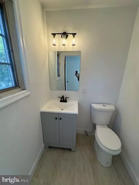 Bath - 906 S State St, Dover, DE 19901 photo 3 of 3