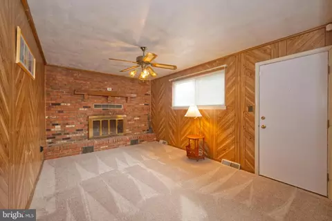 Living - 843 Townsend Blvd, Dover, DE 19901 photo 5 of 8