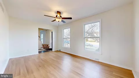 Living - 324 Eisenhower Dr, Dover, DE 19901 photo 1 of 4