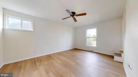 Living - 324 Eisenhower Dr, Dover, DE 19901 photo 2 of 4