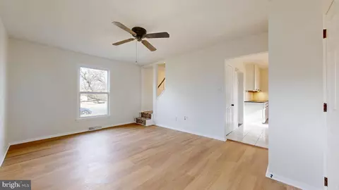Living - 324 Eisenhower Dr, Dover, DE 19901 photo 3 of 4