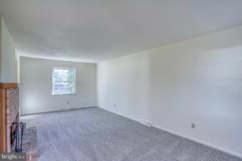 Living - 39 Duchess Cir, Dover, DE 19901 photo 5 of 8