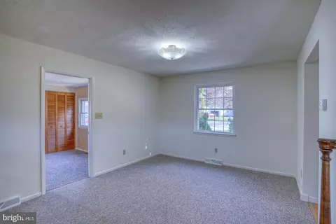 Living - 39 Duchess Cir, Dover, DE 19901 photo 6 of 8