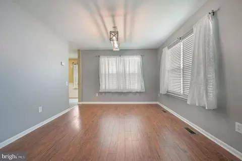 Living - 291 Greenwich Dr, Dover, DE 19901 photo 4 of 7