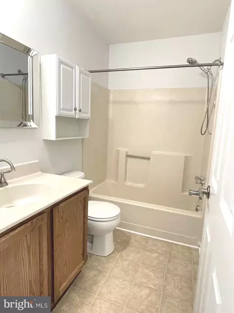 Bath - 19 Stoney Dr, Dover, DE 19904 photo 2 of 3