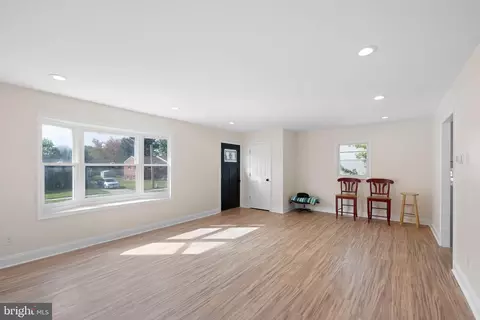 Living - 937 Carvel Dr, Dover, DE 19901 photo 1 of 2