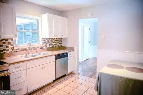 Entry Way - 727 Pear St, Dover, DE 19904 photo 1 of 3