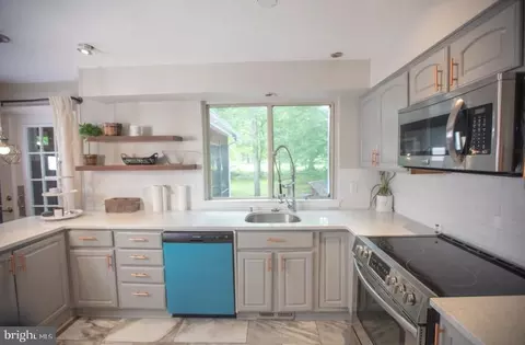 Kitchen - 330 Troon Rd, Dover, DE 19904 photo 4 of 7