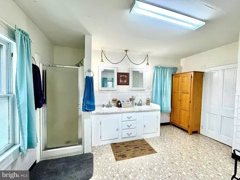 Bath - 203 Commerce St, Harrington, DE 19952 photo 3 of 3