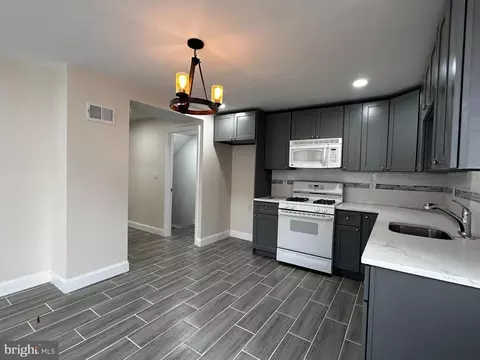 Entry Way - 128 W North St, Dover, DE 19904 photo 2 of 3