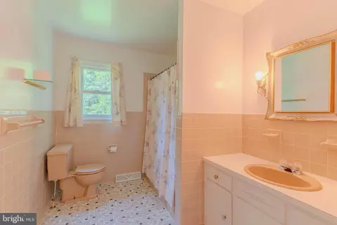 Bath - 953 Lochmeath Way, Dover, DE 19901 photo 1 of 2