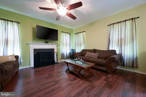 Living - 14 W Goldinger Rd, Dover, DE 19904 photo 2 of 2