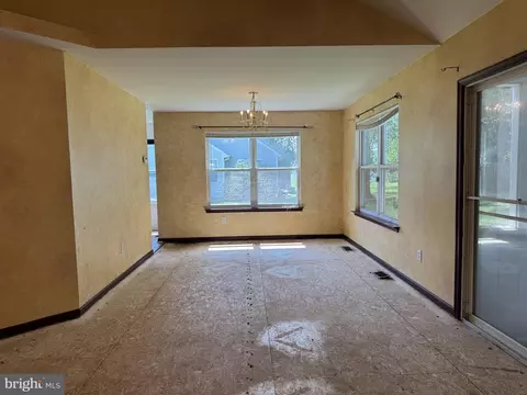 Living - 115 Sheffield Dr, Dover, DE 19901 photo 2 of 3