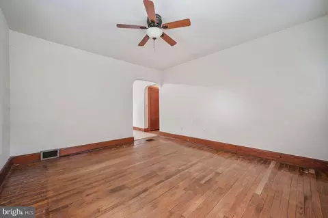 Living - 71 N Halsey Rd, Dover, DE 19901 photo 2 of 3