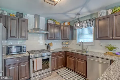 Kitchen - 122 Lulu Ln, Dover, DE 19901 photo 3 of 4