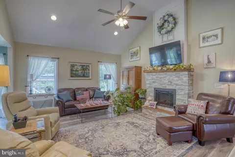 Living - 122 Lulu Ln, Dover, DE 19901 photo 1 of 1