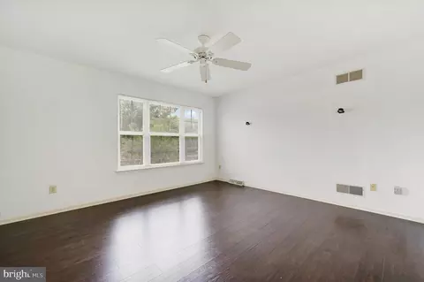 Living - 39 Periwinkle Ct, Dover, DE 19904 photo 5 of 5