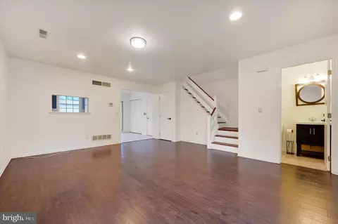 Living - 39 Periwinkle Ct, Dover, DE 19904 photo 3 of 5