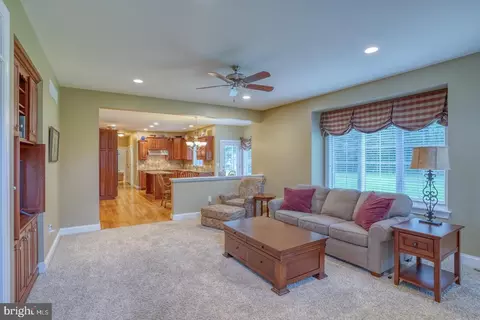 Living - 33 Chadwick Dr, Dover, DE 19901 photo 2 of 5